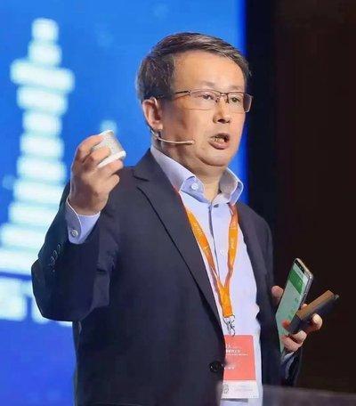 项立刚直言：“那些动不动就谈和国际接轨的，其实质就是叛国。”他直接点名北大法学院