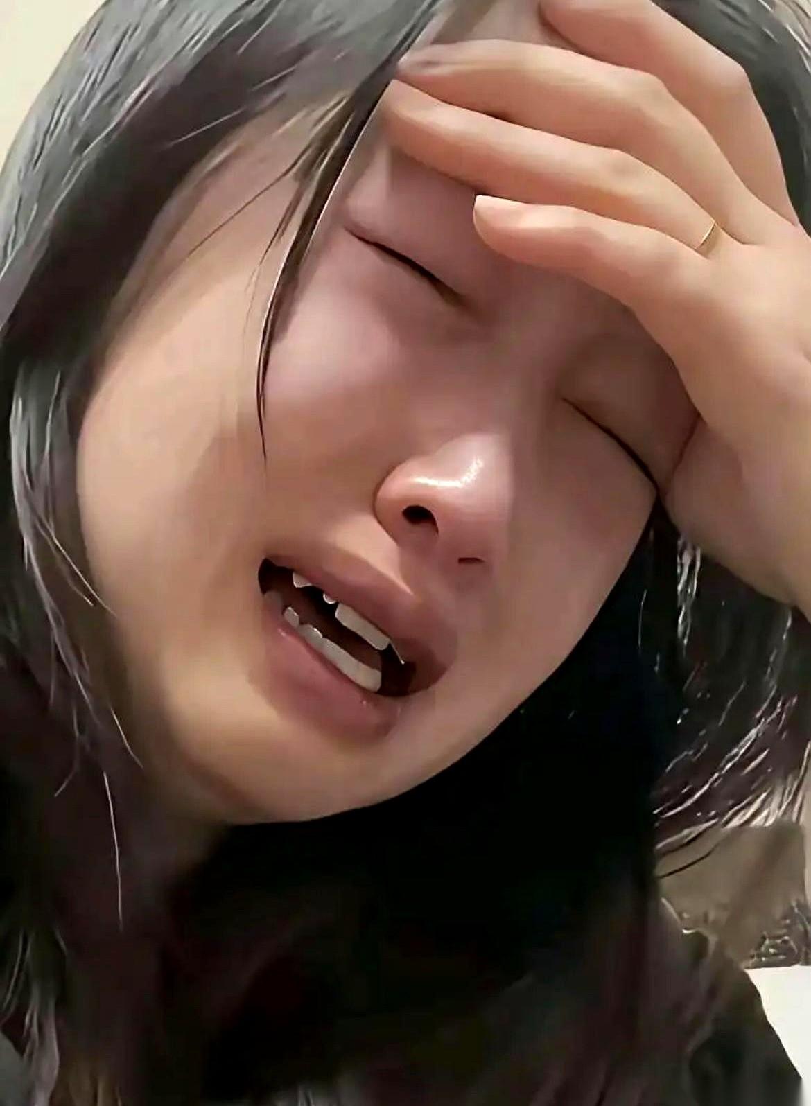 餐桌上，我轻声说：“妈查出胆结石，手术大概要两万多，想从我们共有账户里拿两万应急