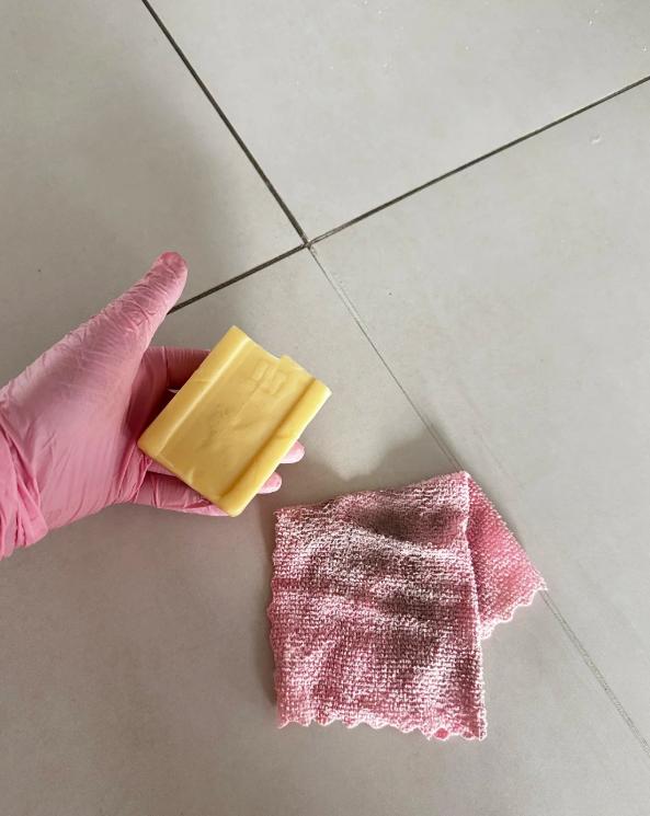 装修完不到半年，闺蜜家的美缝就开始发黑了。当初她图省心，全权交给装修公司，对方说