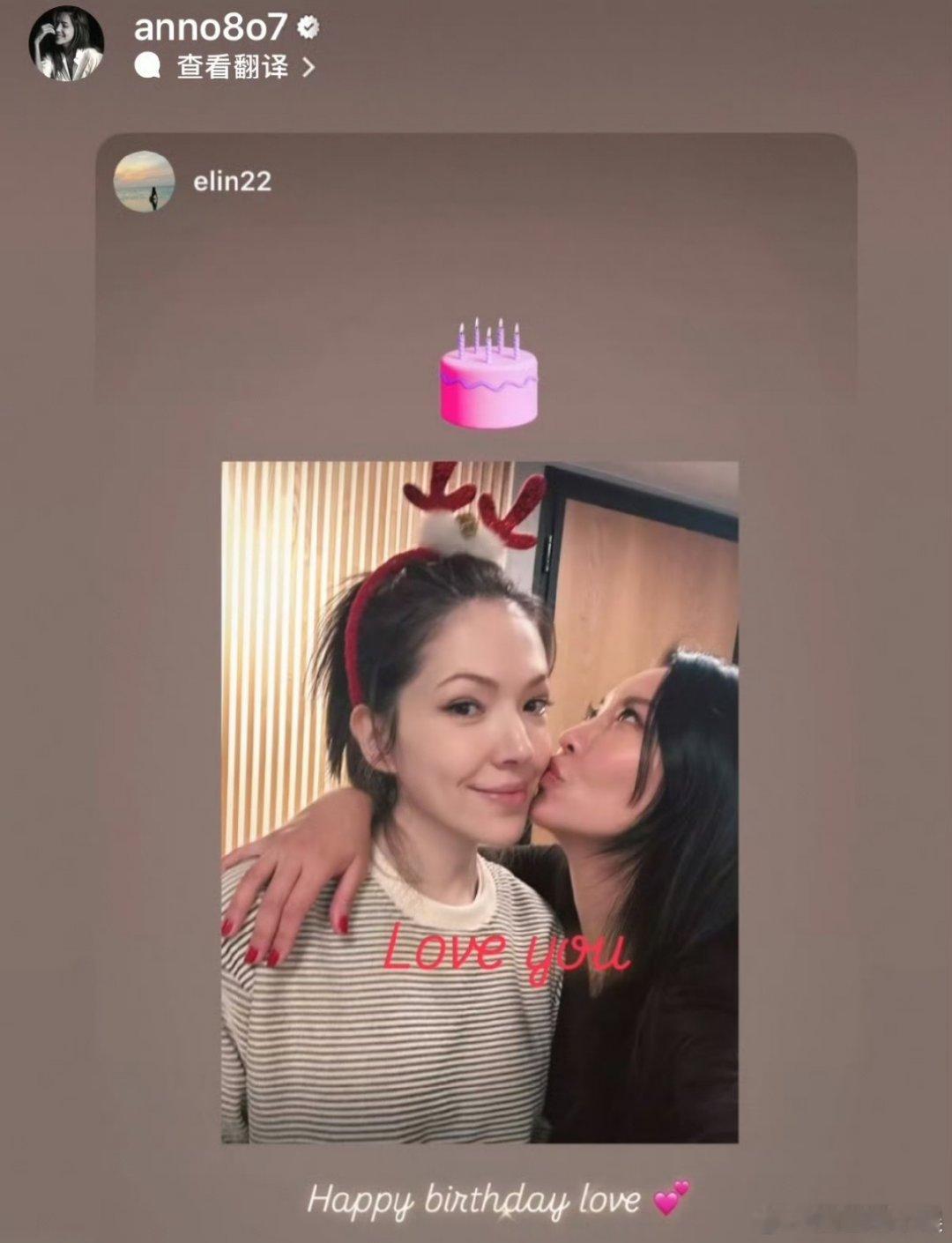 许玮宁41岁孕期状态许玮甯孕期现身合照，条纹上衣清爽干净，虽孕肚未入镜，但纤细手