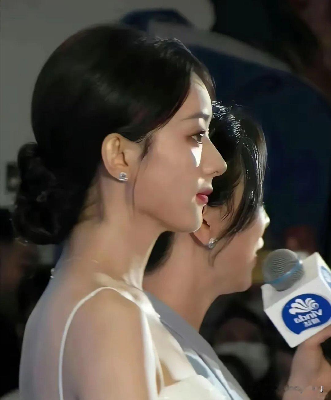 方媛和赵丽颖是同龄，赵丽颖的鼻型完胜方媛。一个人的鼻型好看，那么她的颜值一定不会太低。你觉得呢？​