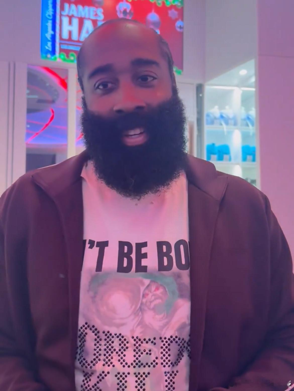 哈登在谈及仍与詹姆斯同场竞技，且跻身历史得分榜前十这一话题时表示：“别在这个话题