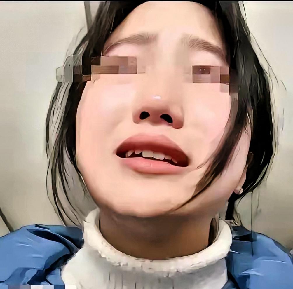 光棍收养女孩18年，邻居感觉关系不正常报警，一推门所有人惊呆。​​村里的老陈打