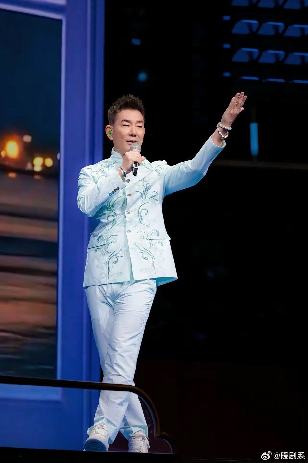 看了昨晚的元宵晚会同样是华语乐坛顶级歌手，都是五十多岁，和周传雄一比，任贤齐的歌