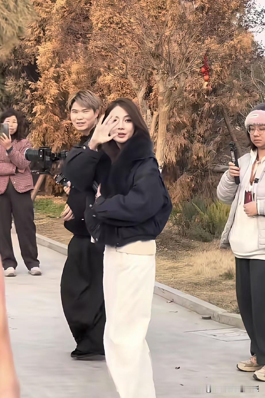 老天呐，差点没认出来，女神比电视上好看一百倍。