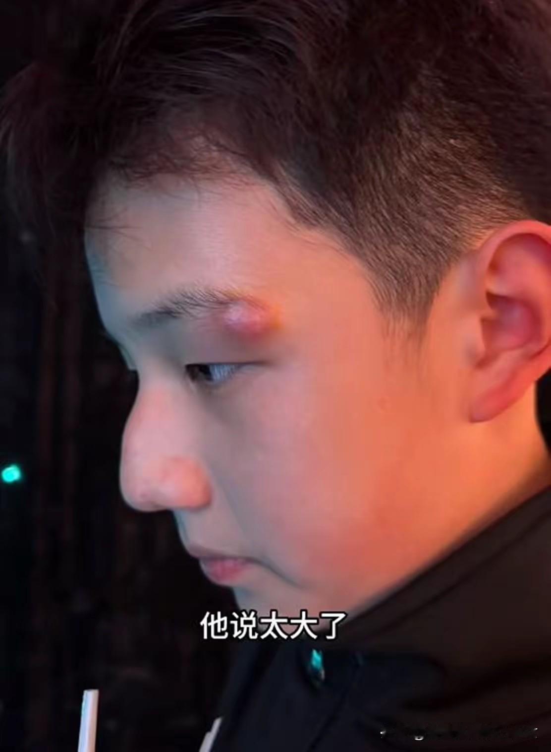 关凌的儿子被教养得太好了，帅气又懂事！“国民闺女”关凌发视频分享了一个趣事。