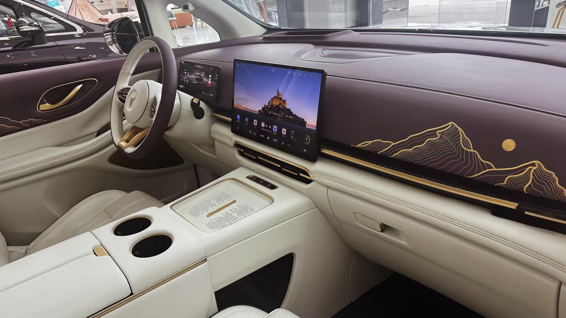 后排的独立座椅堪称头等舱级别，带腿托、通风和按摩，长途旅行时家人在后面能彻底放松