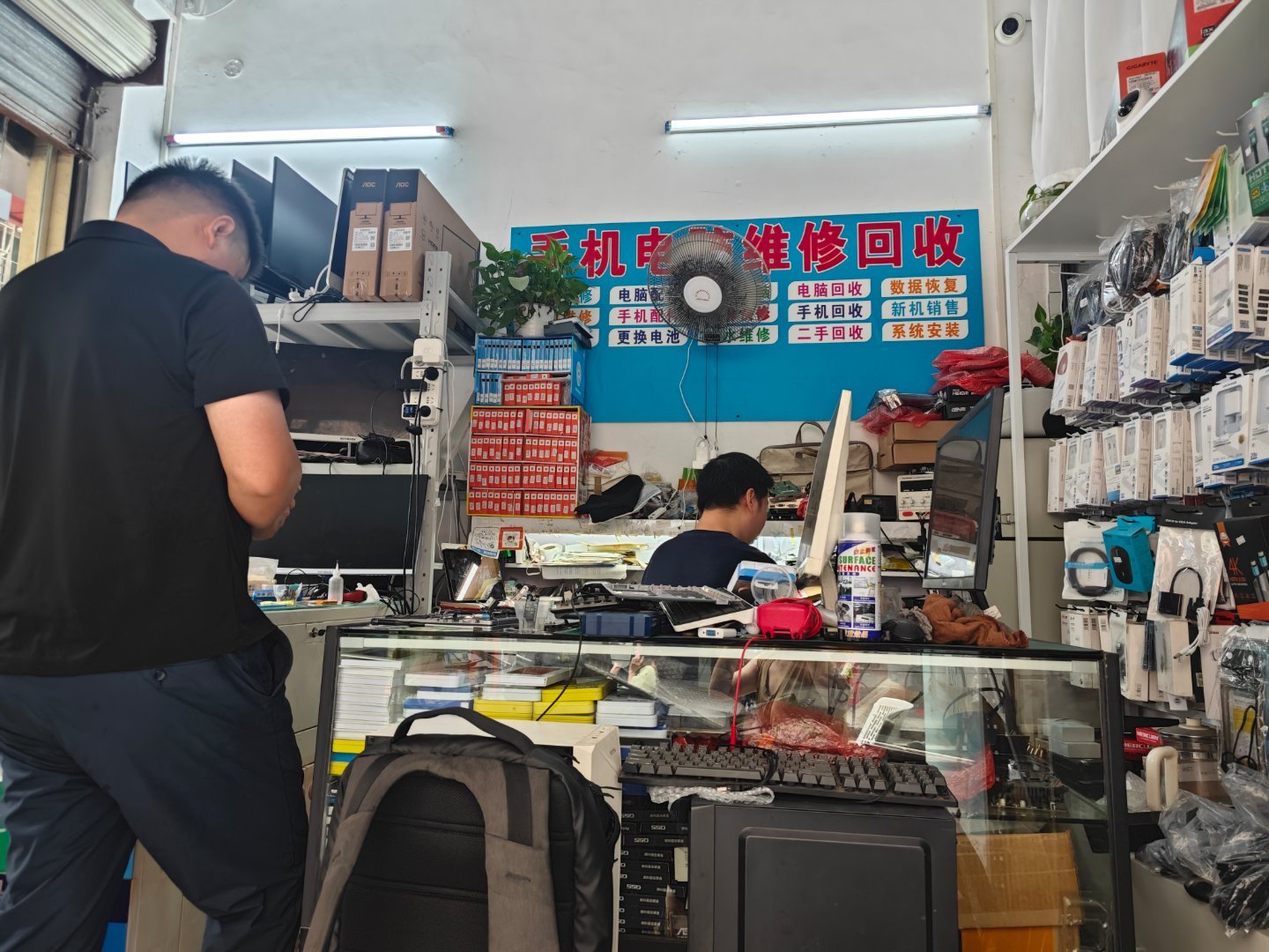 在城中村转了大半天，才找到一家修电脑的店，生意还挺好，还在排队。旁边一个修手机的阿姨，一直坐在那，穿