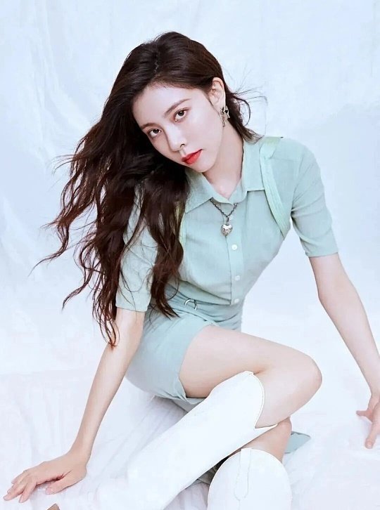 宋妍霏看阿那亚音乐节阿那亚海边音乐节，喧嚣热闹。宋妍霏现身台下为好友应援，一身极
