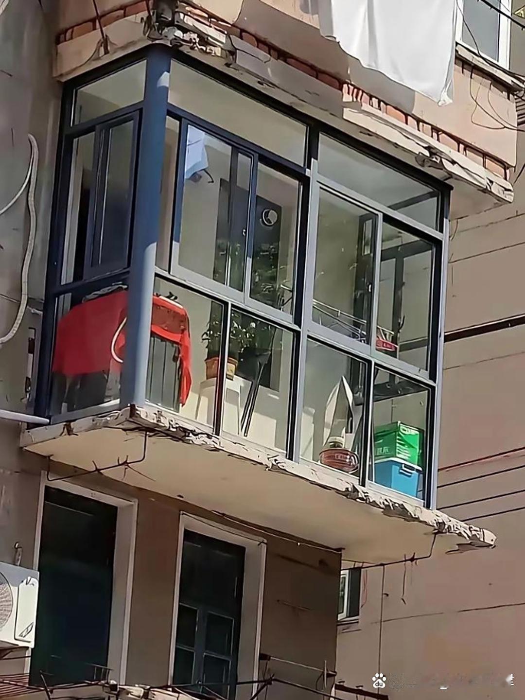 咋整，我都不敢去阳台了，我能不能起诉他​​​