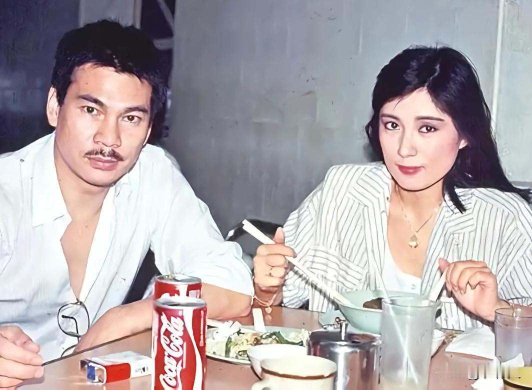 80年代，武打明星陈观泰和女演员黄造时吃饭时的场景，黄造时曾经在八三版《射雕英雄
