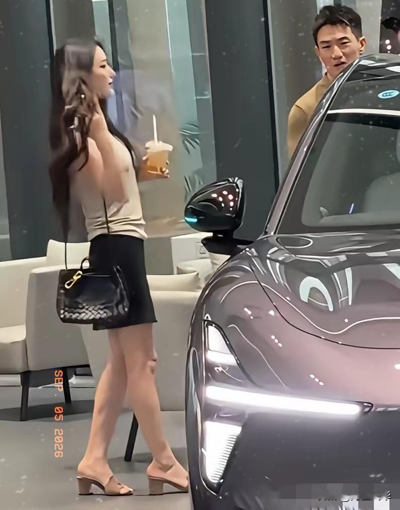 张馨予和老公现身广州车行，她身背一款黑色包包，有网友辨认称市场价约4万元，脚踩高
