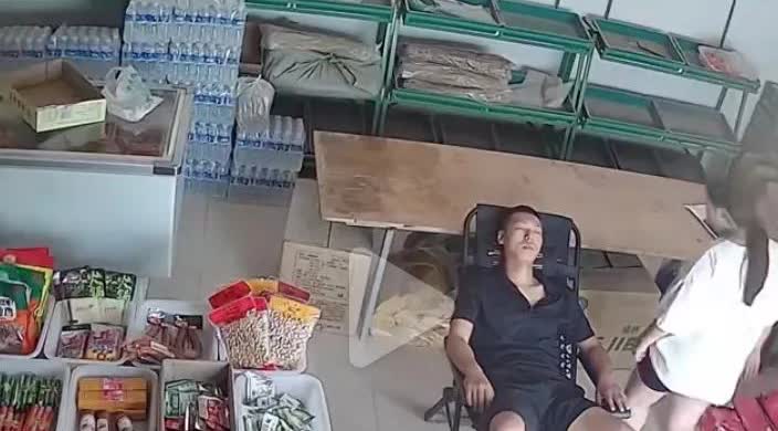 天下之大，无奇不有。一名年轻女子到超市取快递，看到老板熟睡，竟然走上前对着老板就