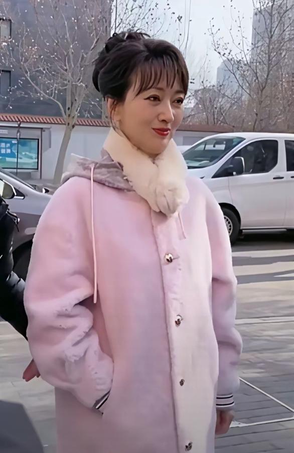 不服不行，又被赵雅芝的状态惊艳到啦！七十多岁的她一袭粉嫩穿搭出镜，皮肤细腻透亮，