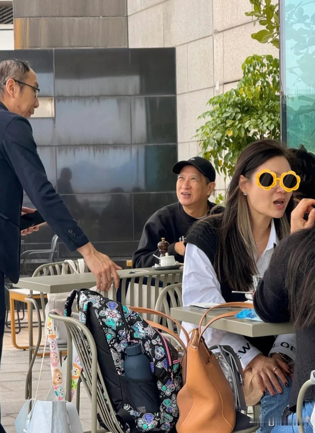 港星就是接地气，也很自在，哪怕咖位再大，在路边摊吃饭也没人打扰。12月2号，影