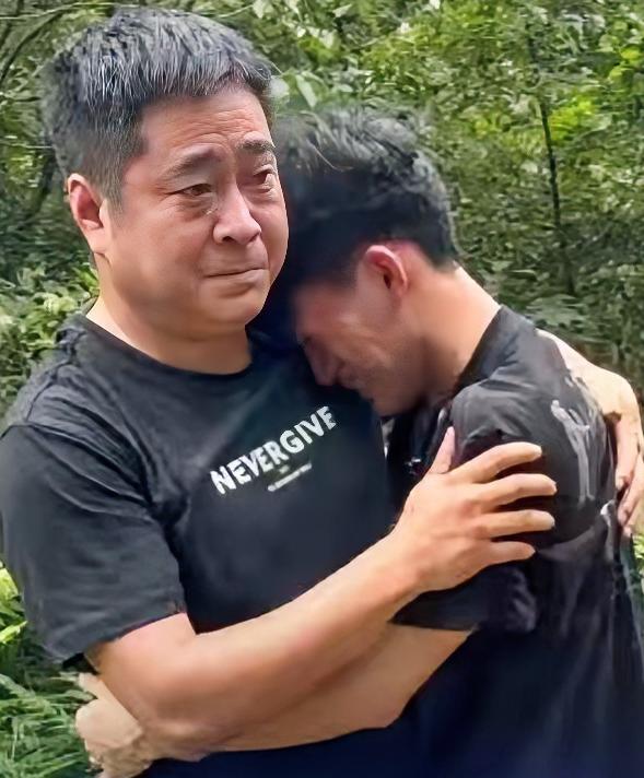 泪目！6月20日潇湘晨报报道，湖南，一男子考试结束后来到父母坟前祭拜，突然男子转