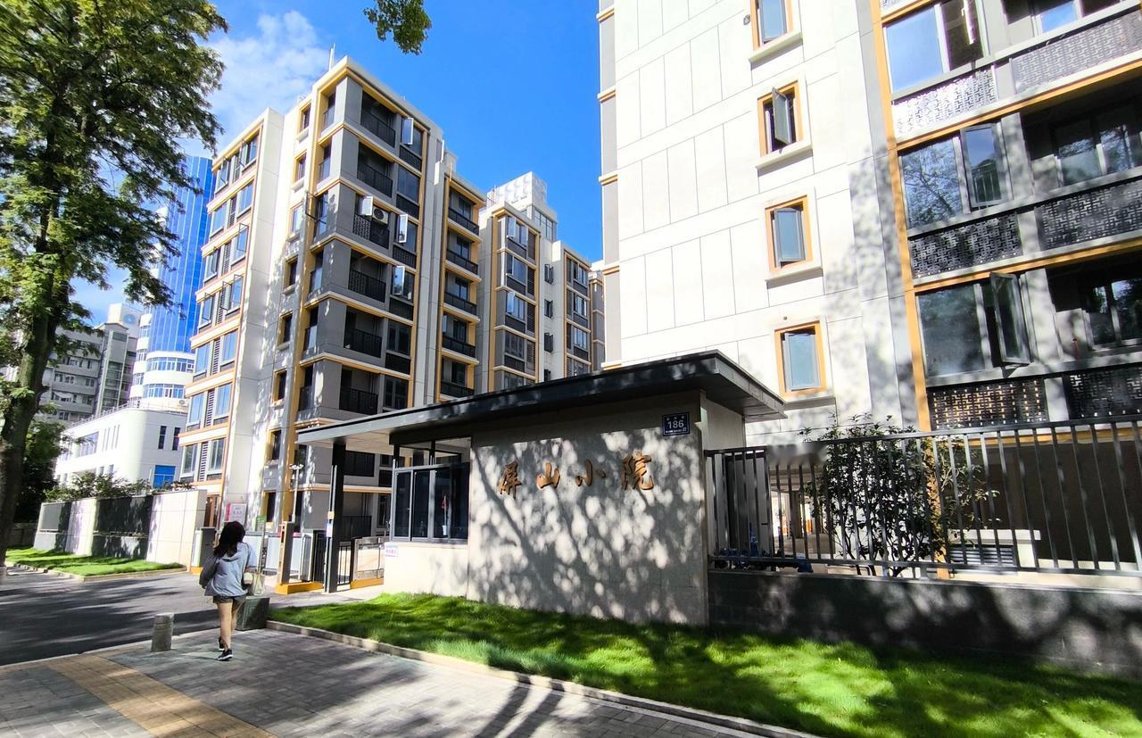 福州首个居民自主原拆原建试点——屏山小院。96户住户自筹资金、自主牵头，亲手把老