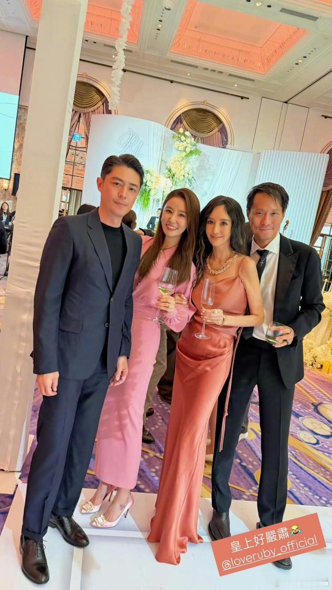 林心如在邱泽许玮甯婚礼光脚跳舞关颖晒和林心如霍建华在婚礼上的合照，文案是：皇上好