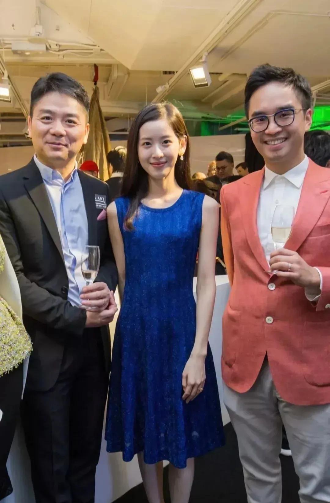 奶茶妹妹好苗条，皮肤白白的，腰身细细的，看起来好瘦啊，吃胖点会更漂亮的
