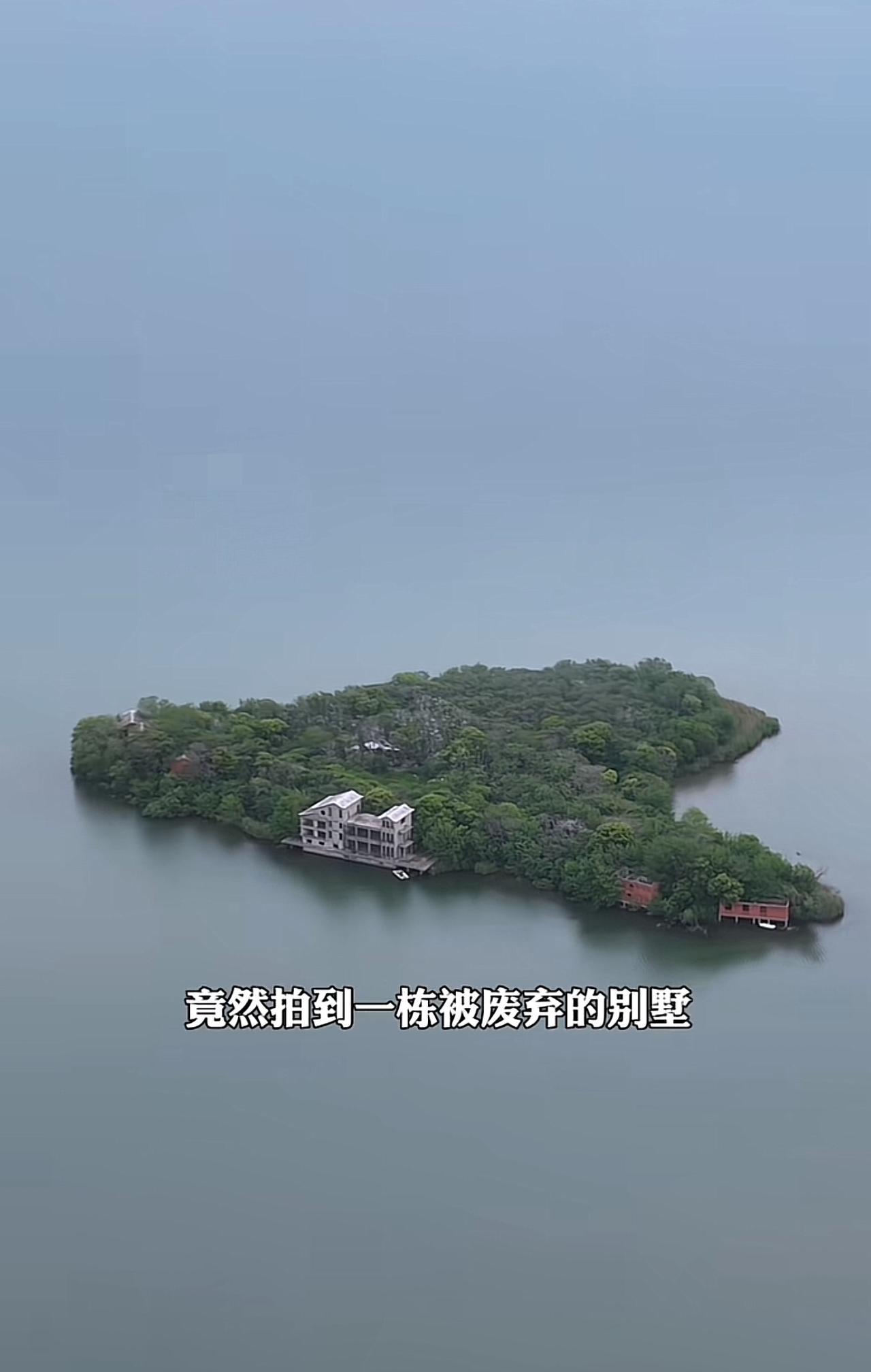 武汉一富人区的湖中央，矗立着一栋被废弃的别墅框架，占据整个小岛屿，也不知道是谁那