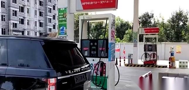 路虎加错油这事，最炸裂的不是车主最后没要赔偿。是加油大姐把92号汽油“咣咣”加