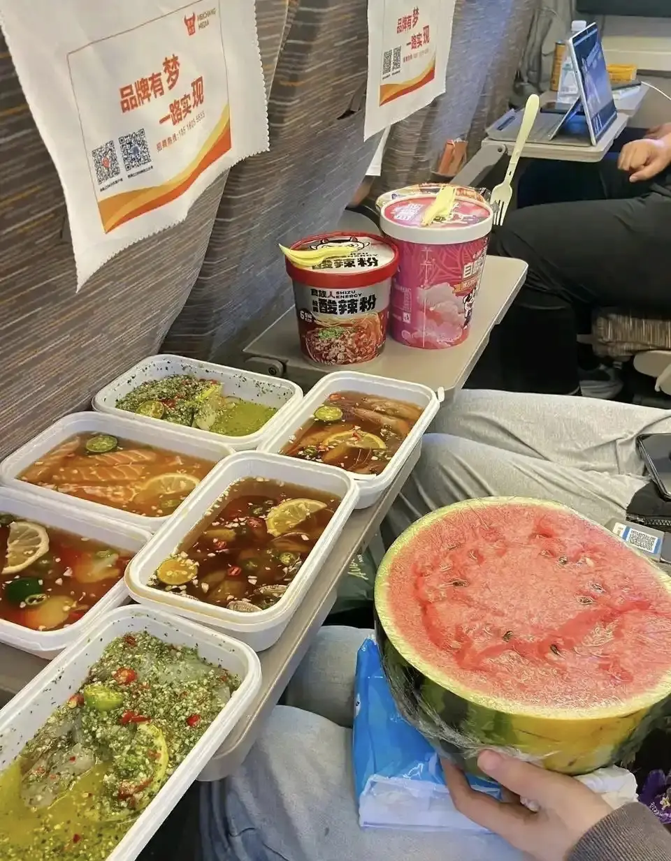 第一次看到高铁上有人这么吃的，万一撒了乐子就大了