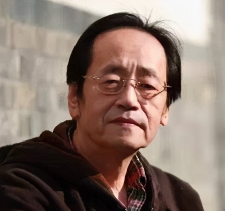 2012年，倪海厦妻子突然公布：倪师深夜离世。却拒绝透露原因。10年后，倪师母含