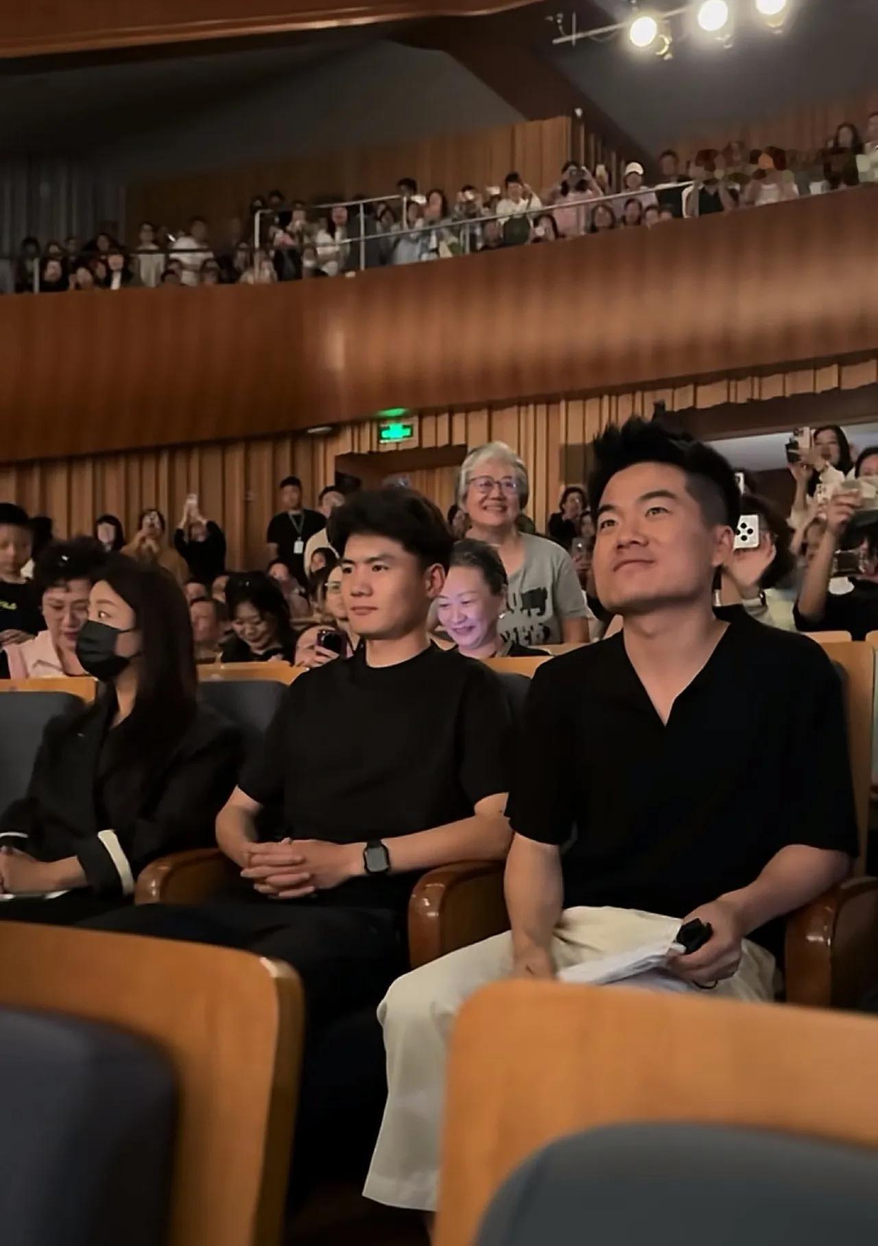 兰知春序音乐会，方成林也去了，而且是陪着老板去的，跟彪哥一起坐在观众席上。问题