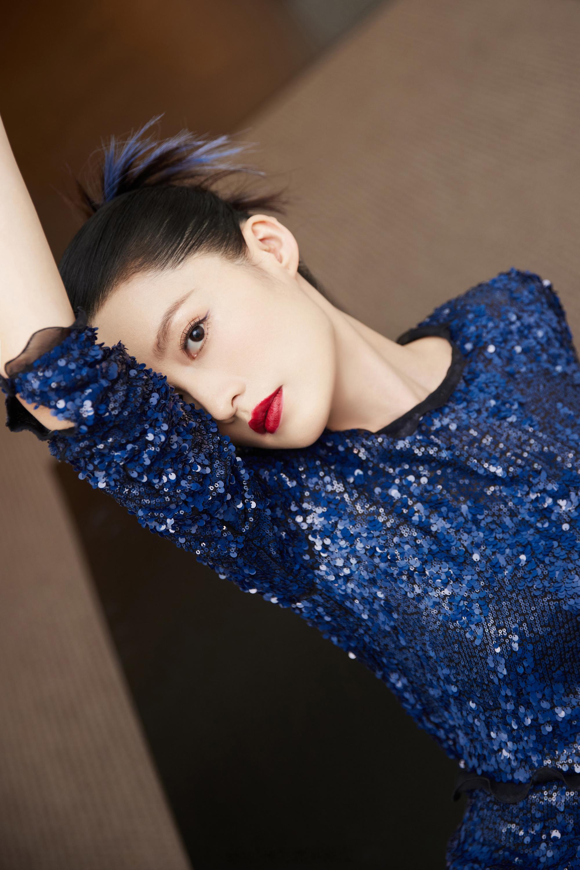 李沁红唇蓝裙闪亮迷人