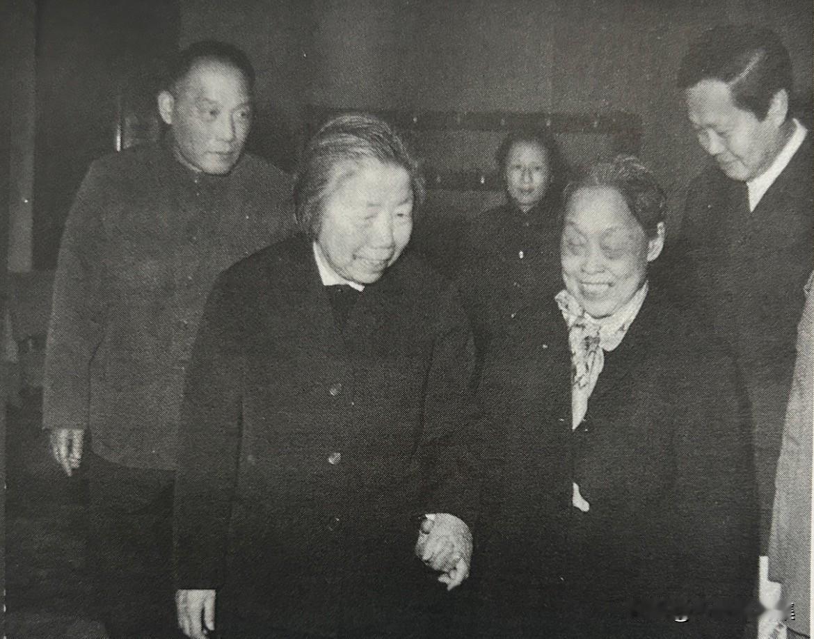 1976年，左起：熊向晖、邓颖超、罗孟华、杨振宁的同框照。当年1月8日，周恩来总