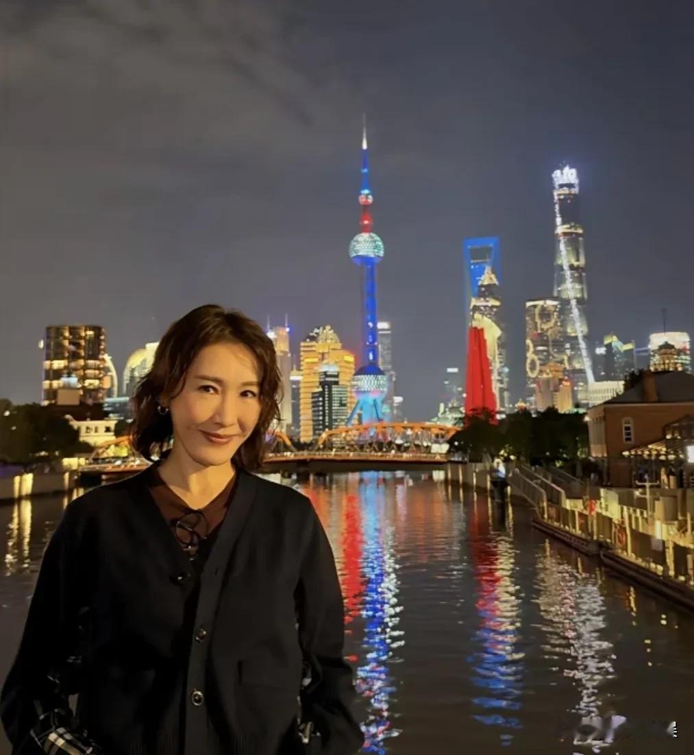 黎姿，罕见带着三个女儿现身上海游玩。三个孩子穿搭都是T恤配休闲裤，看起来好有教