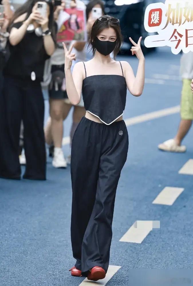 虞书欣开机穿露背吊带被骂惨，其实那根本不是衣服，是战袍。很多人嘲她博眼球，却不
