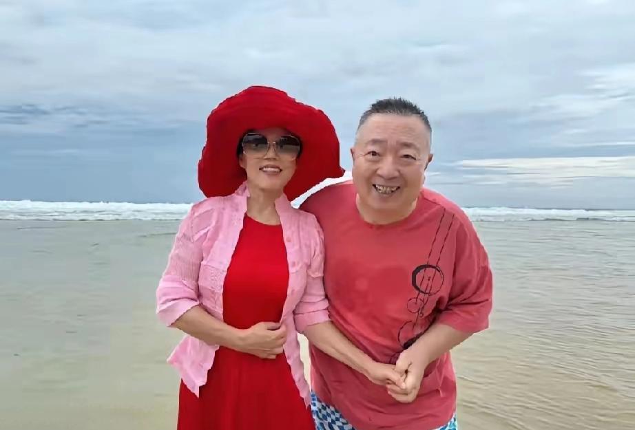 70岁董浩叔叔海边撒糖！和老伴手拉手转圈，活成晚年最好模样童年记