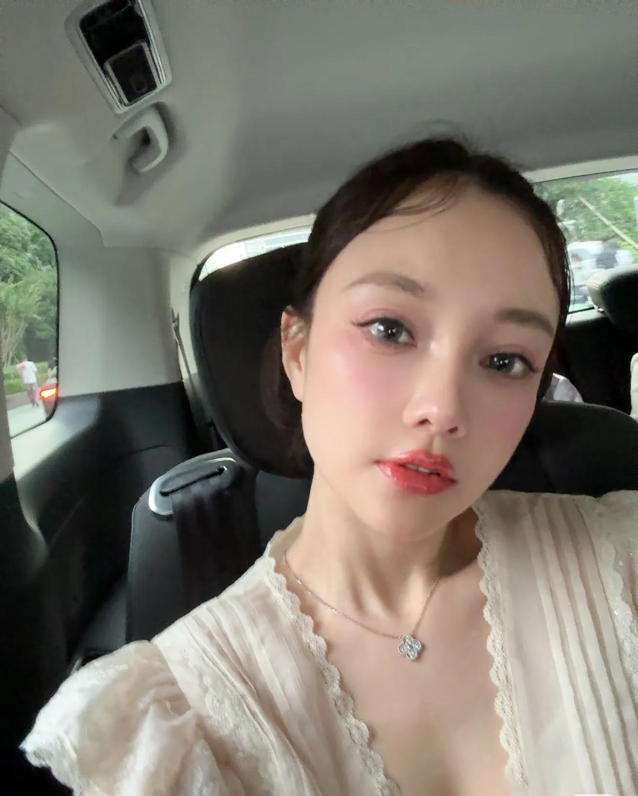李小璐更新动态！这状态简直好到离谱啊！李小璐晒出一组自拍照，并配文：没有期