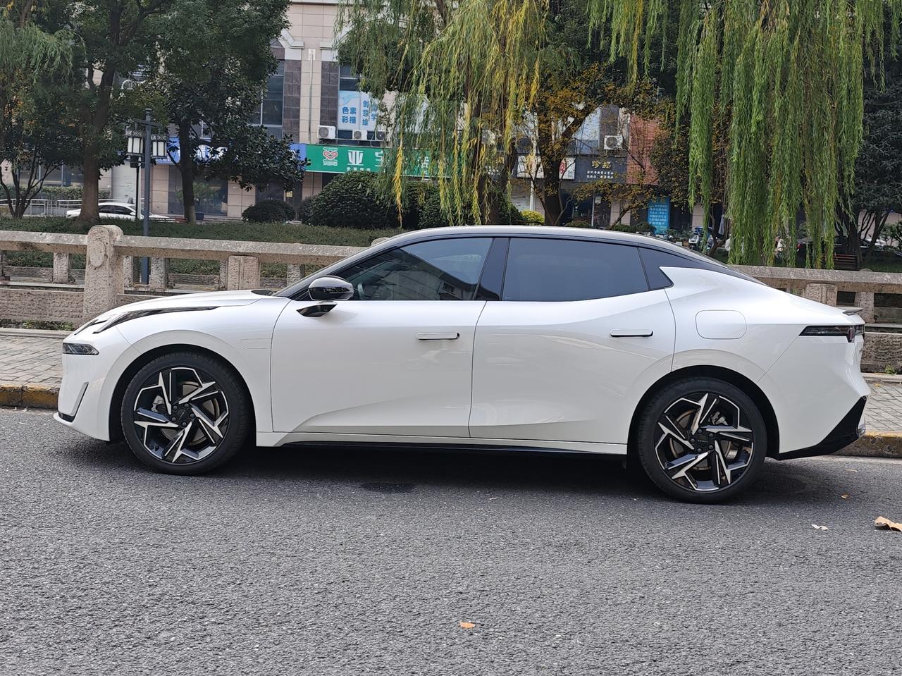 领克07，这外形，到底好不好看?领克07，车身尺寸4827x1900x148