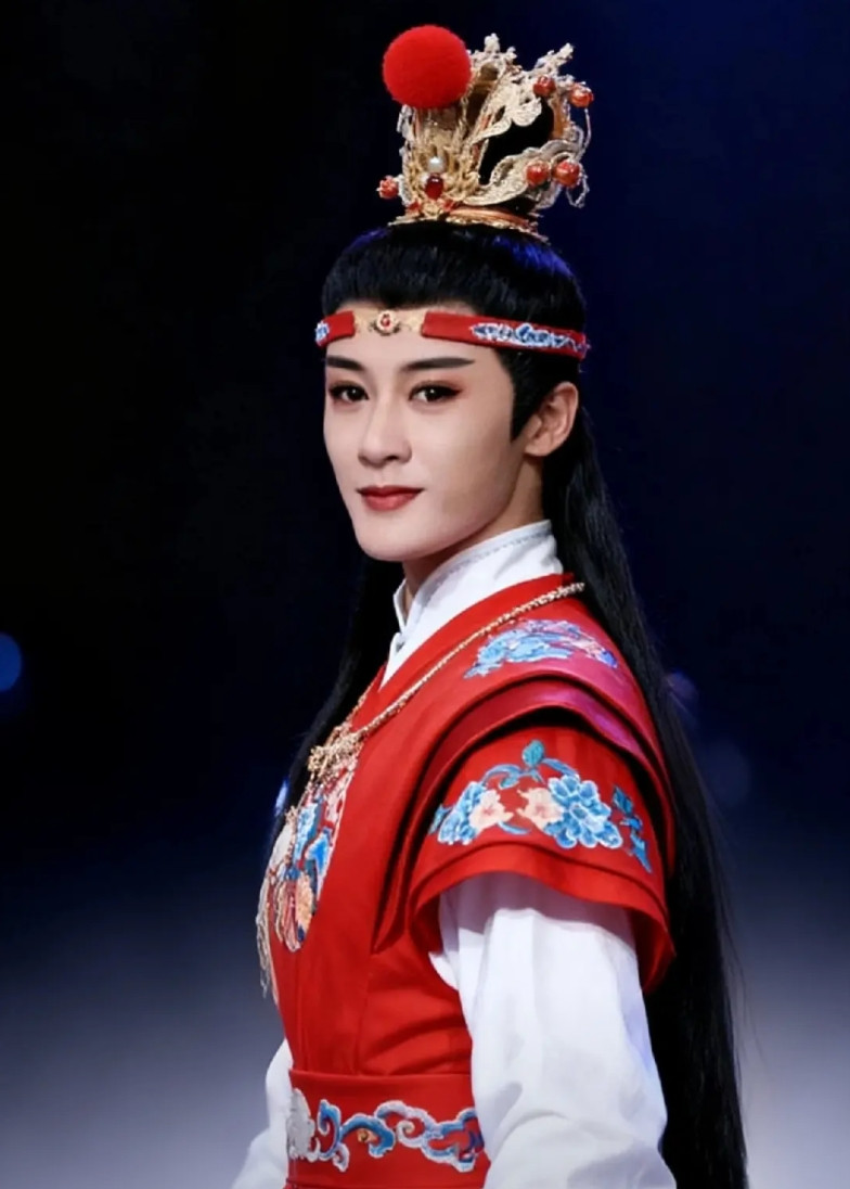 网上传言郑晓龙导演又要翻拍《红楼梦》了，而且演员已经敲定，贾宝玉由人气明星檀健次