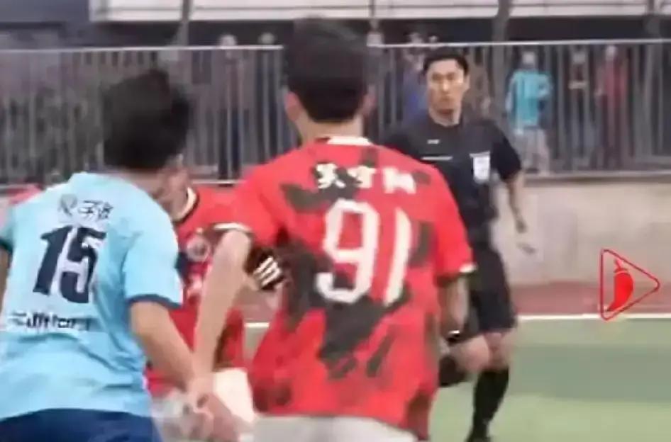 别再嘲笑中国足球了。真正懂行的人，这个周末都在看湖南的“业余”比赛。湘超决