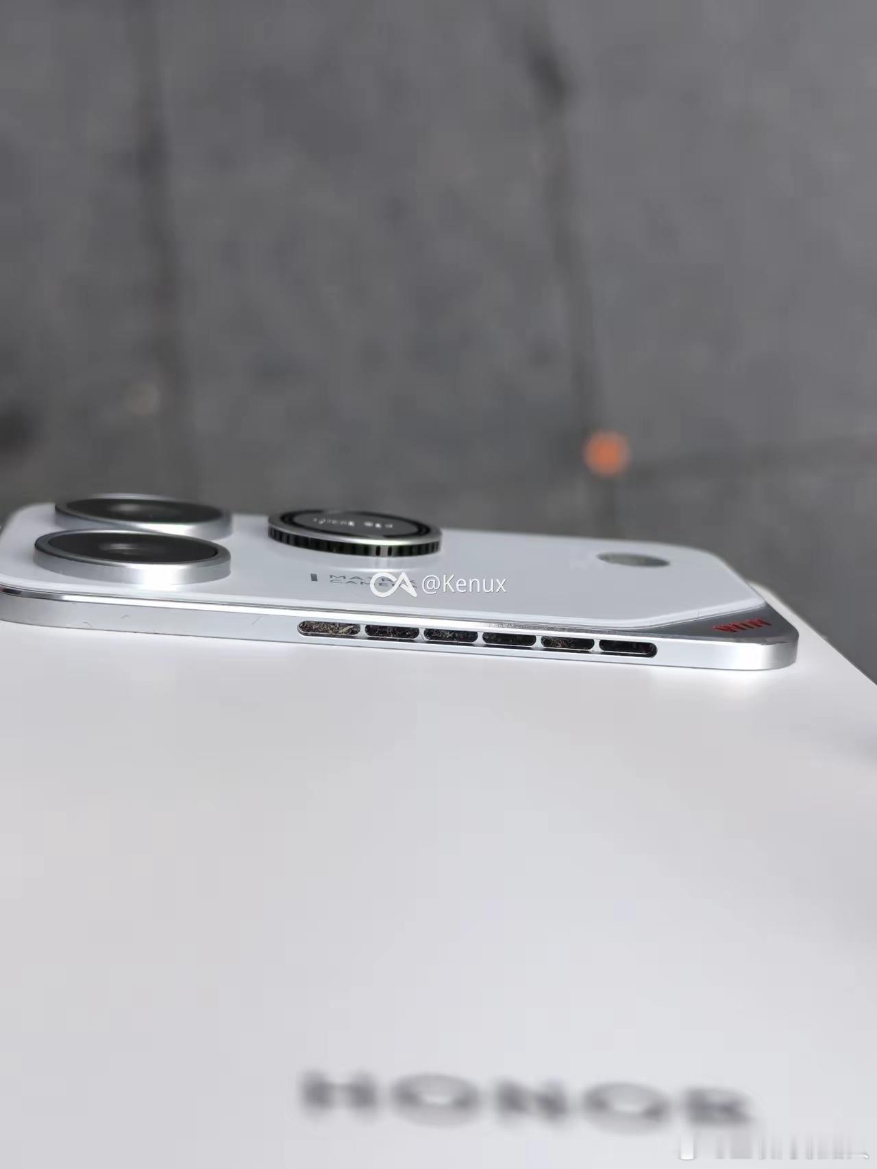 荣耀WINRT用了三个多月，风扇里的灰已经积得厚厚的。今天路过门店，没带清理工