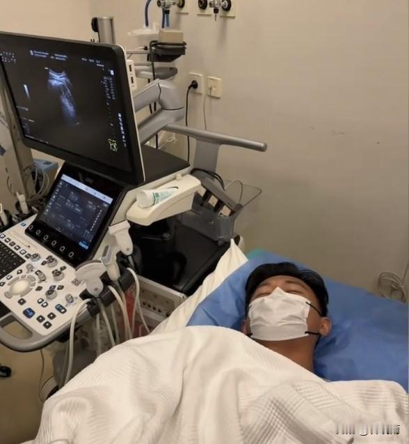 上海申花后防大将做手术了！申花后防中后卫国脚蒋圣龙近日住院做了手术，他在社交媒