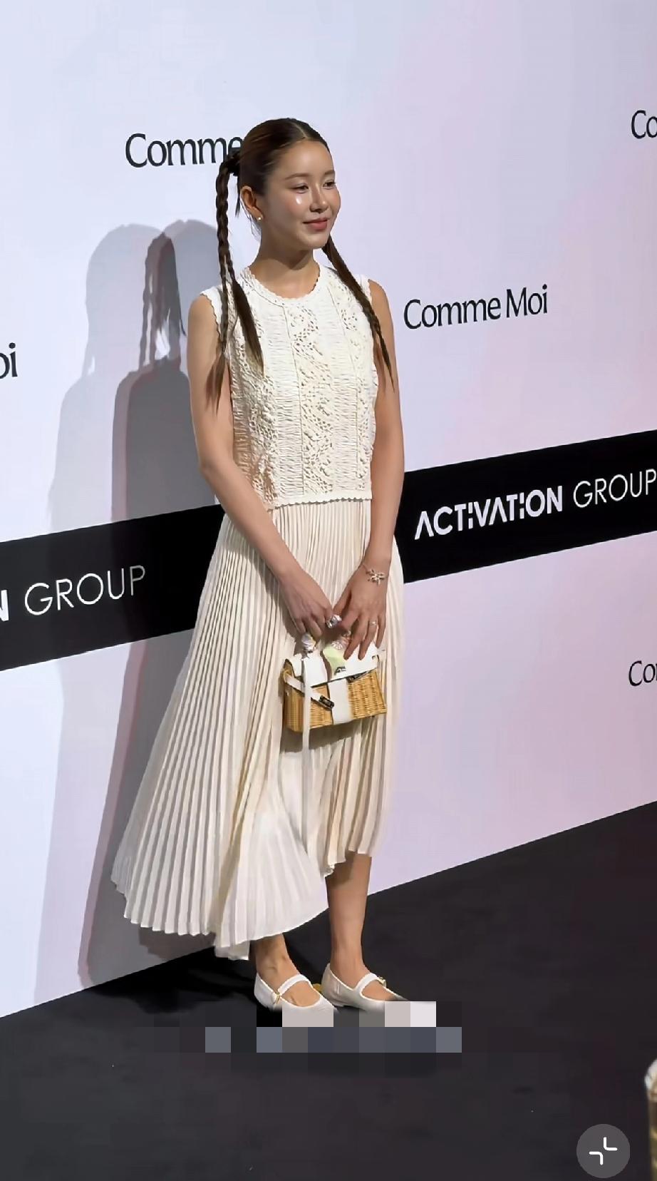 3月27日，陈赫妻子张子萱扎麻花辫子参加上海时装周活动，42岁还有点少女感，比实