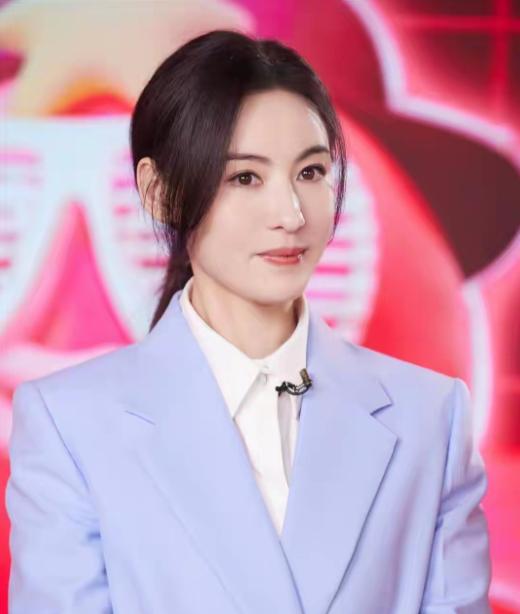 主持人问张柏芝:“你当初是怎么做到能果断放弃如日冲天的事业，回归家庭的？”张柏芝