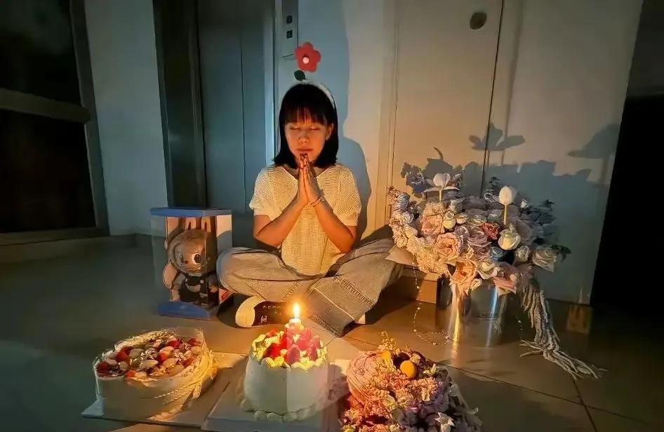 陈幸同你在哪里过生日呢？在楼道里，电梯前！好家伙，宠物兔？鲜花！蛋糕！至少还