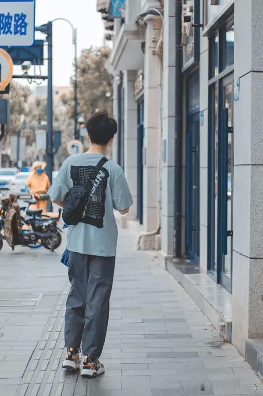 创业还是挺难的。很多生意是自己随口一说的时候比较爽，而等到自己真的开始做了，或