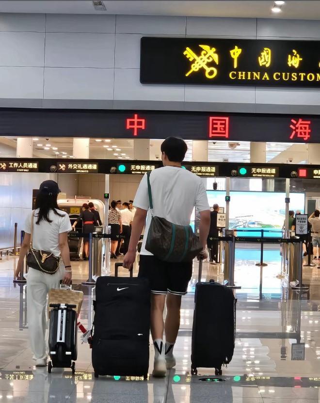 说好的训练呢？杨瀚森竟陪女友新疆旅游去了！男篮队友们5号亚洲杯了，你这时候去不