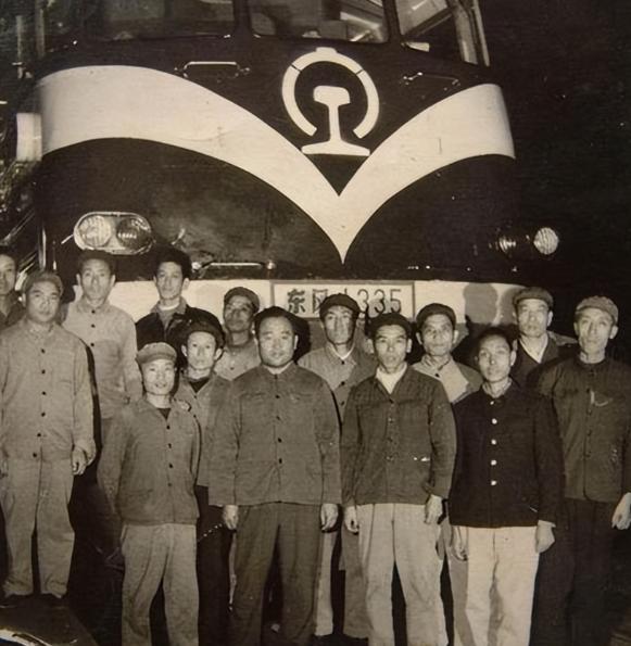 1981年，一列火车在大渡河峡谷冲进了一座不存在的大桥，275人瞬间失踪，司机最