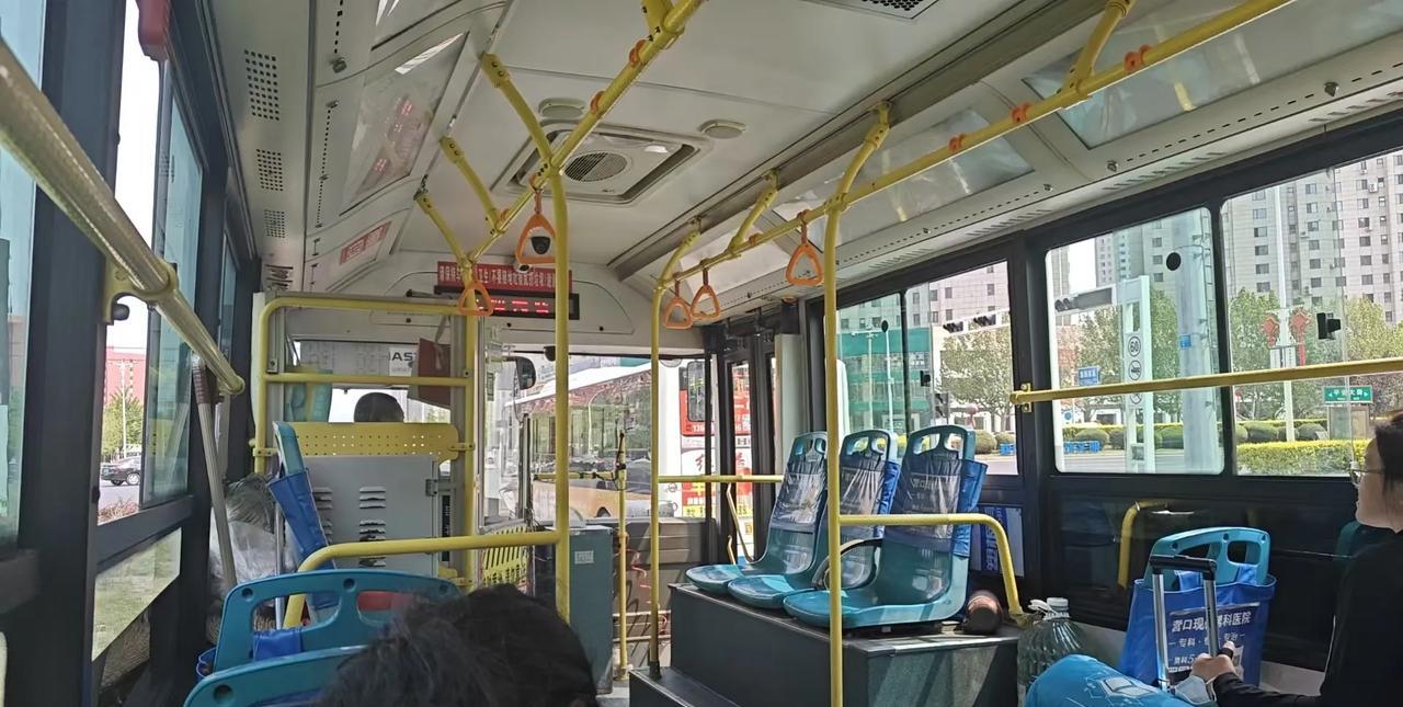 中午没有吃饭就坐上了这个小城市204路公交车。所有人上车都得花钱，老人，优待证也
