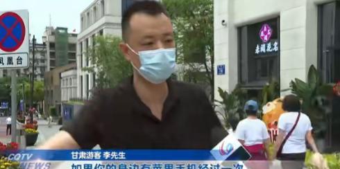 重庆，一女子发现手机不见了，立马折返回去，却发现手机已经关机了，店员说他们没有看