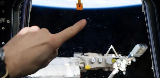 神舟22号飞船上搭载维修神舟20号飞船高科技产品！可能在袖舟20号飞船舷窗玻璃外