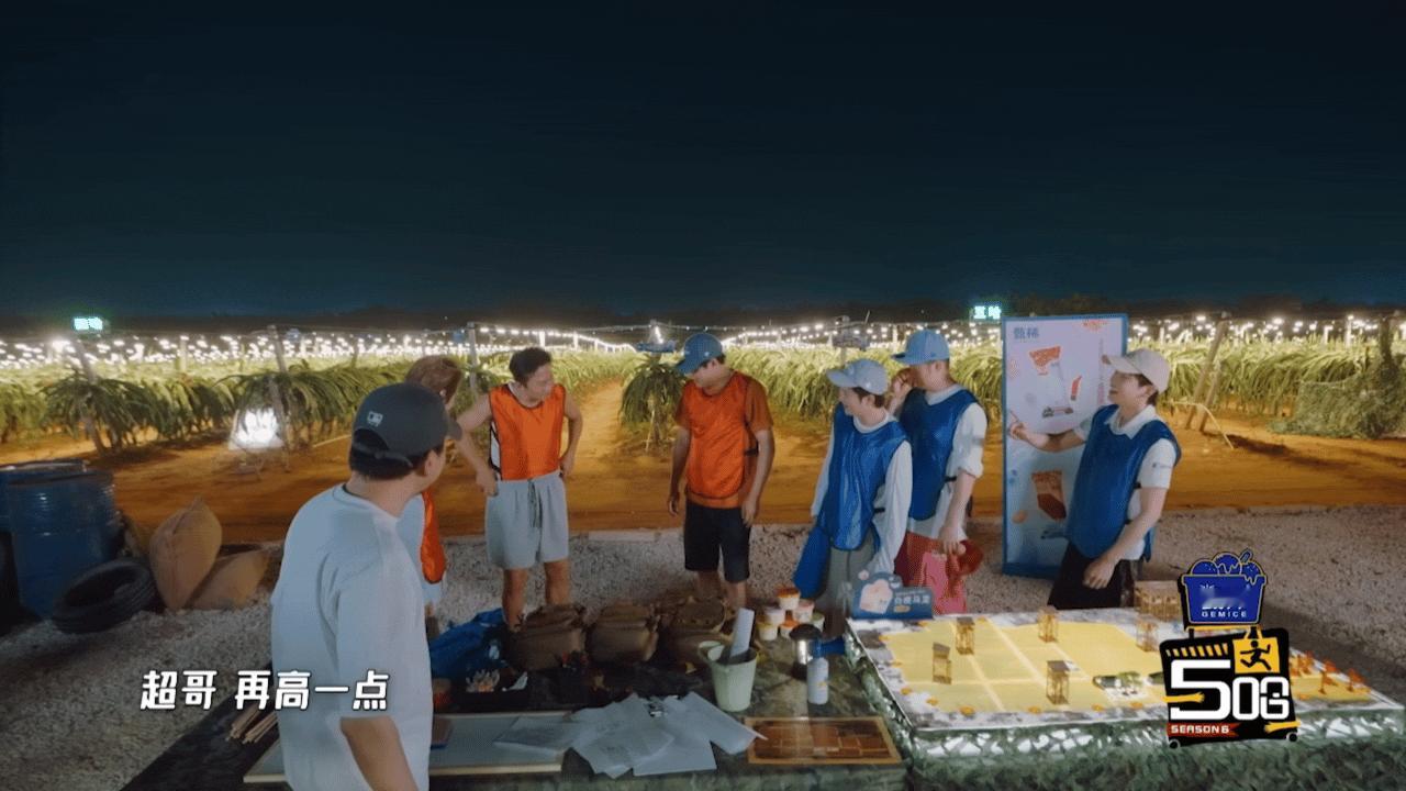 邓超把裤子穿成抹胸了鹿晗不允许邓超自己丑哈哈哈哈哈我的天哪超哥真的一点偶像包袱都