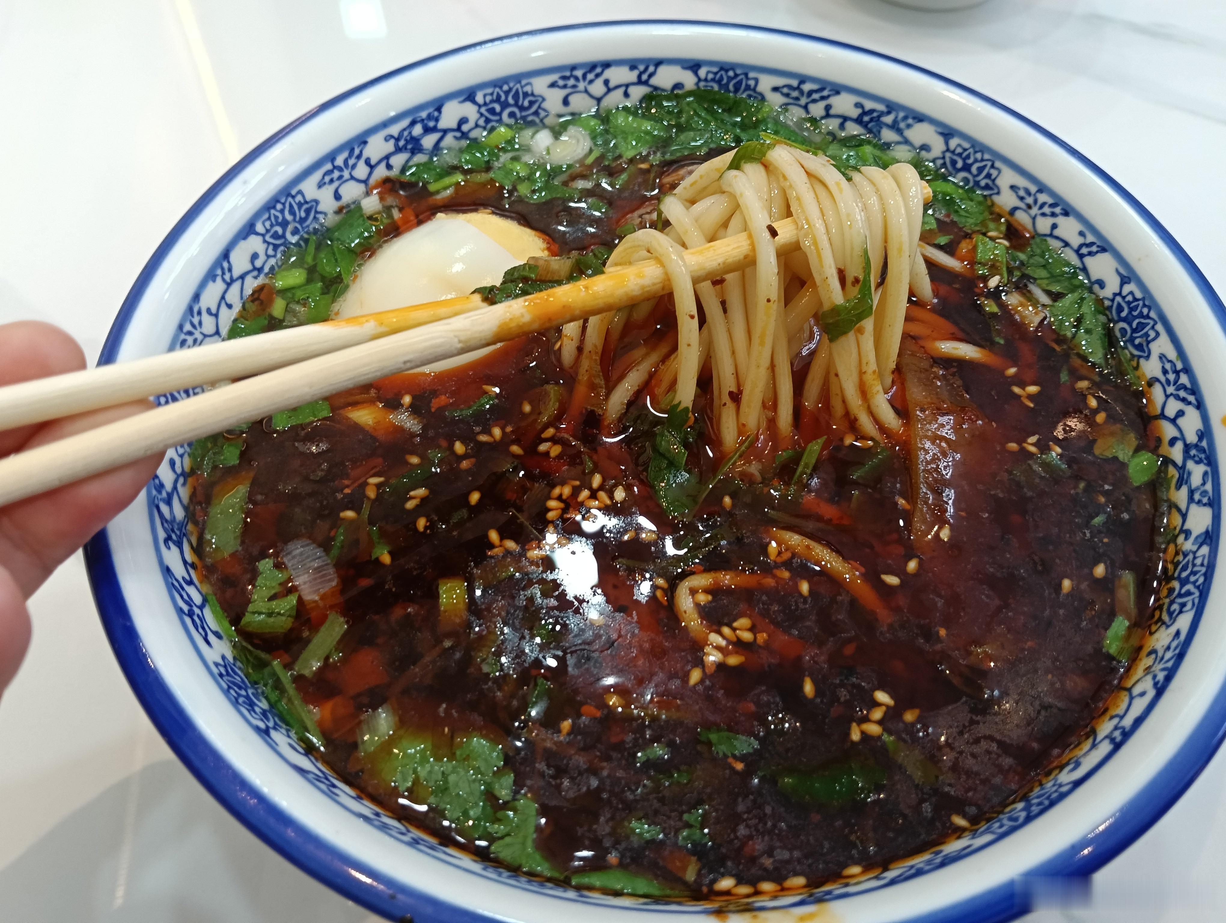 【一碗香气浓郁的牛肉面】西安老年大学旁边，新开了一家牛肉拉面馆，搞活动9.9元一